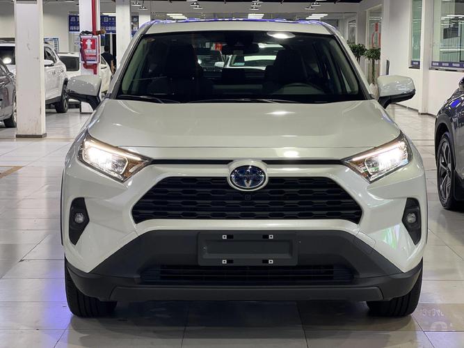 成都车展一汽丰田荣放2023新款混合(一汽丰田新款荣放两驱车型21年款)