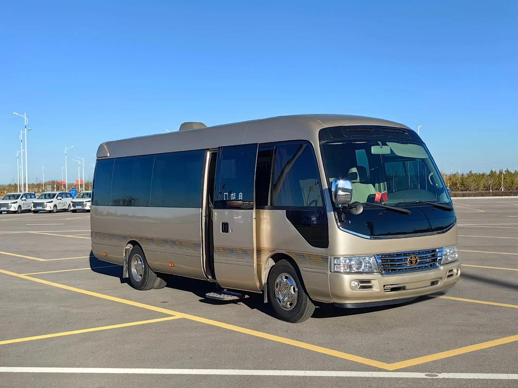 考斯特中巴车图片 考斯特中巴汽车